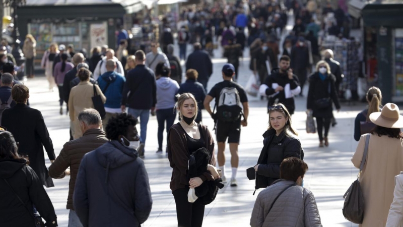 Varias personas pasean por la Rambla de Barcelona, a 10 de febrero de 2022.