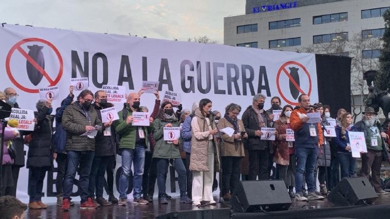 L'escenari amb organitzadors i diverses personalitats de l'acte celebrat a la plaça Catalunya de Barcelona contra la guerra.