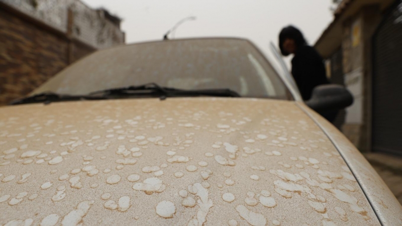 Vista del polvo en suspensión que proviene del Sáhara que tras la lluvia acaecida en Madrid este martes ha teñido la ciudad de un color naranja.