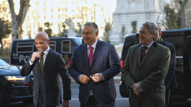 19/04/2022. El primer ministro de Hungría, Viktor Orbán, realiza una intervención ante los medios durante la cumbre celebrada este fin de semana, a 29 de enero de 2022, en Madrid (España). A su derecha, el diputado al Parlamento Europeo de Vox, Hermann Te