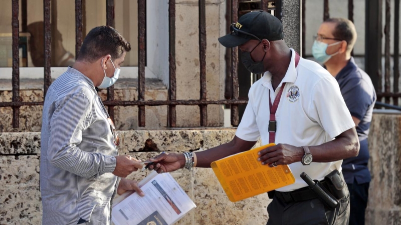 10/05/2022 - Varias personas pasan los controles de seguridad para ser atendidas en la embajada de EEUU el martes 3 de mayo, en La Habana (Cuba).