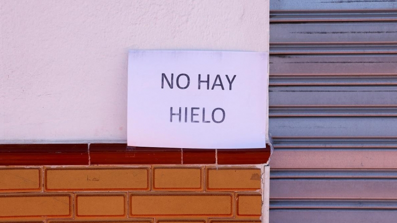 Un cartel en una tienda en la localidad malagueña de Ronda avisa de la falta de hielo.. REUTERS/Jon Nazca