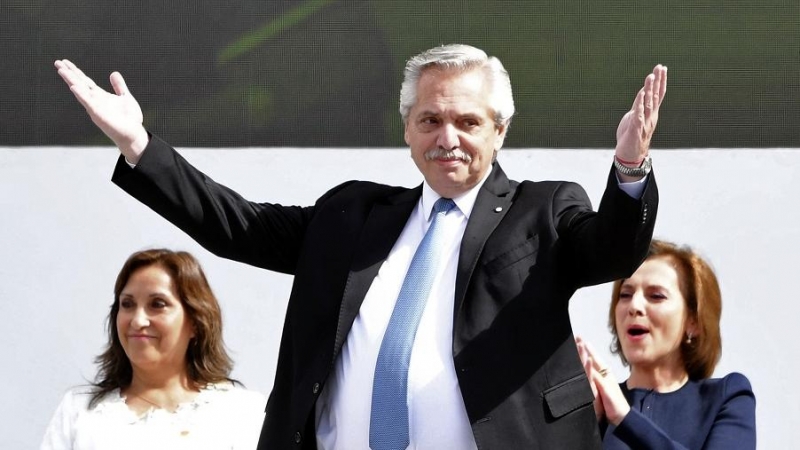 El presidente de Argentina, Alberto Fernández, hace un gesto antes de la ceremonia de toma de posesión del presidente electo de Colombia, Gustavo Petro, en la plaza Bolívar de Bogotá, el 7 de agosto de 2022.