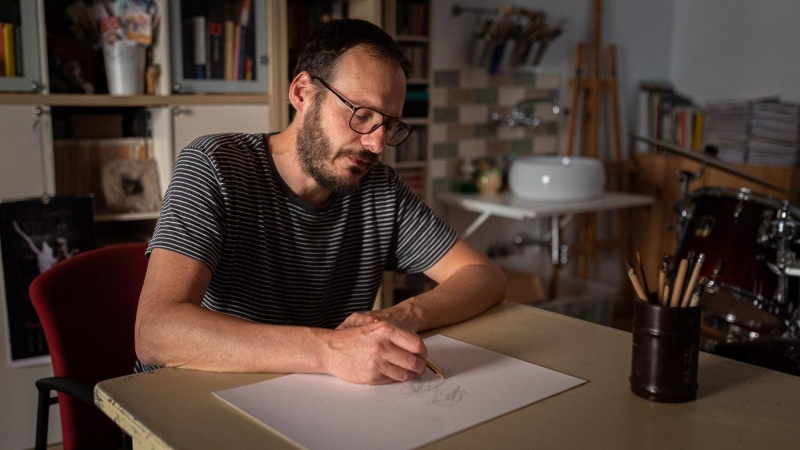 Oriol Malet treballant al seu estudi.