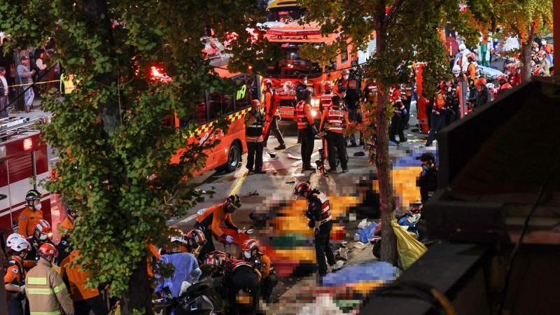 Los equipos de rescate y los bomberos trabajan en el terreno tras la estampida en las celebraciones de Halloween de Seúl (Corea del Sur)