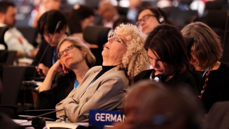 La representante alemana descansa abatida en el último plenario de la COP27 tras una noche de intensas negociaciones.