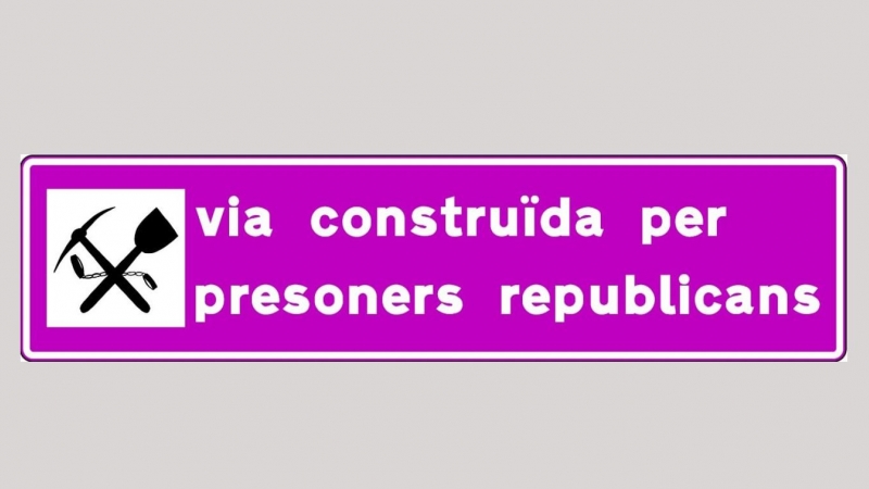Una de las señales colocadas por el Gobierno balear a lo largo de los 300 kilómetros de carretera construidos mediante mano de obra de presos republicanos.