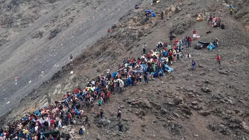 Decenas de personas desalojadas de sus casas a causa de un alud provocado por las fuertes lluvias en el estado de Arequipa (Perú) este 7 de febrero de 2023.