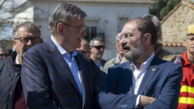 25/03/2023. El presidente de la Generalitat valenciana, Ximo Puig (i) y el presidente de Aragón, Javier Lambán (d), durante su visita al centro de mando en el incendio forestal, a 25 de marzo de 2023, en Barracas, Castellón