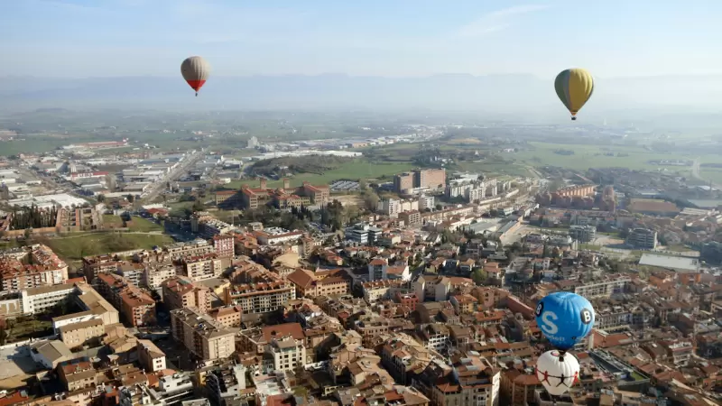 30-3-2023 Pla general de globus sobrevolant la plana de Vic el 25 de març del 2021 en el Torneig Internacional de Globus del Mercat del Ram