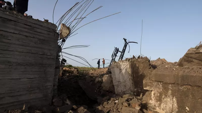 Varias personas observan los daños en un edificio después del ataque de Israel en Ras al-Ain, en el sur de Líbano, a 7 de abril de 2023