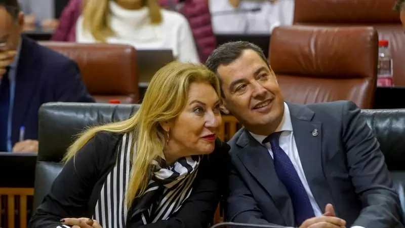 Carolina España, y Juanma Moreno, en el Parlamento de Andalucía. Imagen de archivo.