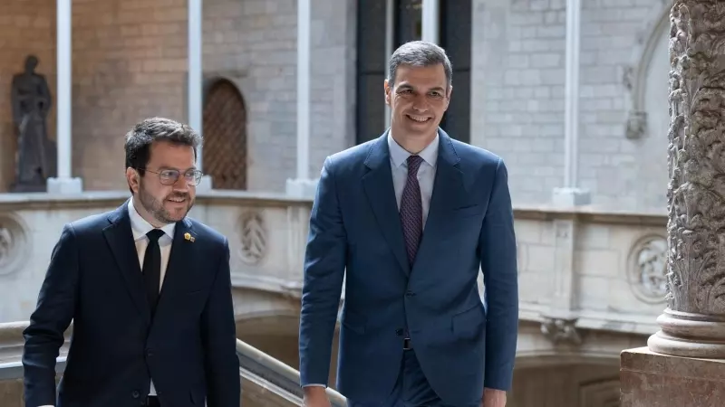 El presidente del Gobierno, Pedro Sánchez (d), y el president de la Generalitat de Catalunya, Pere Aragonès (i), se reúnen en el Palau de la Generalitat, a 21 de diciembre de 2023, en Barcelona, Catalunya (España)