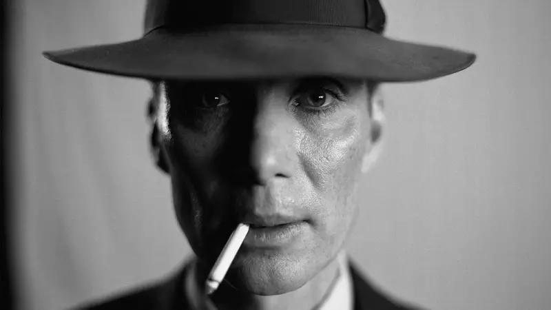 Fotograma cedido por Universal Pictures donde aparece el actor Cillian Murphy en su papel de J. Robert Oppenheimer