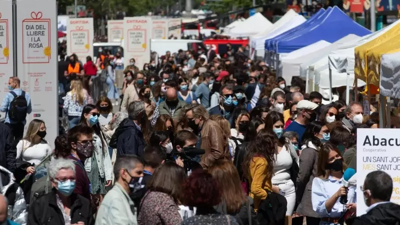 Estands en Barcelona durante el día de Sant Jordi de 2003.