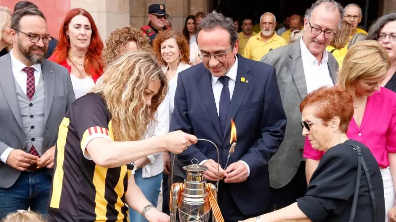 El president del Parlament, Josep Rull, rebent la Flama del Canigó, a les portes del Parlament.