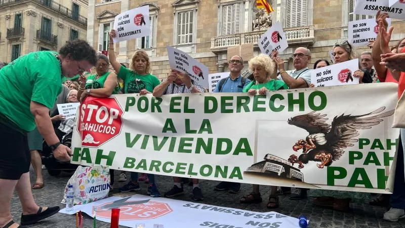 02/07/2024 - Concentració a la plaça Sant Jaume de Barcelona arran del suïcidi el dilluns de dues germanes que anaven a ser desnonades.