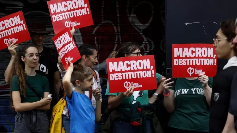 Varias personas en una manifestación de protesta contra el nombramiento de Barnier, en París, el 7 de septiembre de 2024.