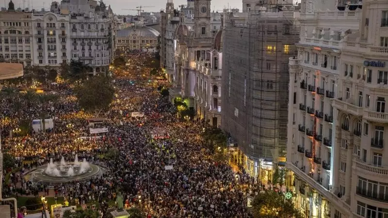 Miles de personas se manifiestan en protesta por la gestión de la dana y con el lema 'Mazón dimisión', en alusión al president de la Generalitat.