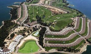 Vista aérea del complejo turístico extremeño Marina Isla de Valdecañas.