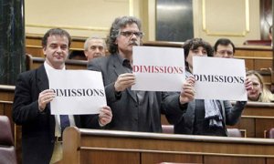 Los diputados de ERC Alfred Bosch (1i), Joan Tardá y Teresa Jordá exhibieron carteles de 'Dimisión' en el Congreso.