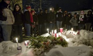 Un grupo de alumnos de la Universidad del Norte de Illinois participan en una vigilia tras el tiroteo de un hombre en una sala de conferencias de la Universidad, que dejó heridas a unas 17 personas antes de suicidarse en Dekalb, Illinois (EE.UU.). De acue