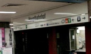 Un joven es fotografiado ayer en una solitaria estación de metro de Frankfurt, en Alemania, durante otra jornada de la huelga masiva en Alemania, por una serie de conflictos salariales.