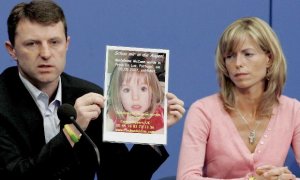 Kate y Gerry McCann , padres de Madeleine, muestran una fotografia de su hija durante una rueda de prensa celebrada en Berlin el pasado mes de junio.