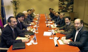 Reunión de representantes de los partidos políticos y los alcaldes oscenses cuyas parroquias reclaman más de cien bienes religiosos a la diócesis de Lleida durante una reunión con el presidente aragonés, Marcelino Iglesias (4i), para tratar ese asunto.