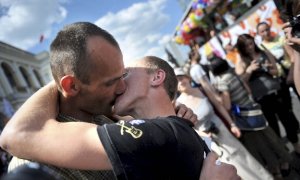 Dos hombres se besan durante un desfile del "orgullo gay" hoy en Varsovia.