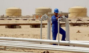 Un operario abre una válvula en una refinería de Najaf, en Irak.