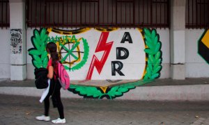 Una niña pasea delante del estadio del Rayo, en Vallecas.