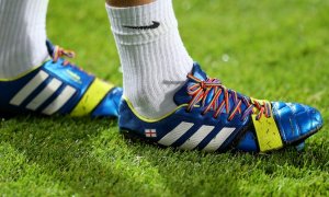 Los cordones arcoíris que lucirán los jugadores de fútbol esta jornada.