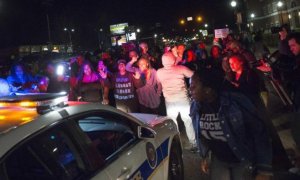 Manifestantes ante un coche de policía, la noche del miércoles en Ferguson./ REUTERS