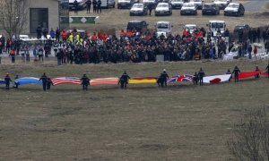 Acto de homenaje a las víctimas de Germanwings con las banderas de todas las nacionalidades de las víctimas presentes. REUTERS/Eric Gaillard