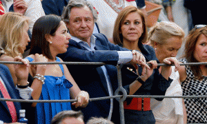 La presidenta de Castilla-La Mancha en funciones, María Dolores de Cospedal (d) y su esposo, Ignacio López del Hierro, en la plaza de toros de Las Ventas. EFE