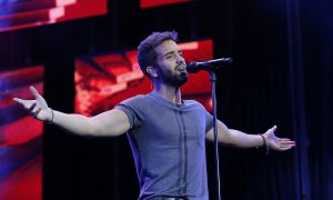 El cantante Pablo Alborán, durante el concierto ofrecido esta noche en la Plaza de Toros de Las Ventas, en Madrid./ EFE/ Alberto Martín