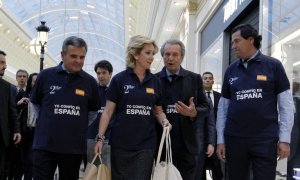 El empresario Robert de Balkany dialoga con Esperanza Aguirre durante la inauguración del centro comercial Gran Plaza 2, en abril de 2012. COMUNIDAD DE MADRID