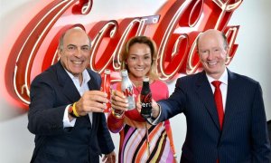 La española Sol Daurella, en el centro, junto a sus socios en la nueva empresa embotelladora de Coca-Cola en Europa. E.P.