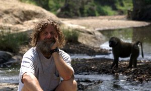 Robert Sapolsky, en el Serengueti. UNIVERSIDAD DE STANDFORD