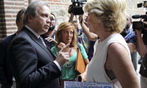 Antonio Miguel Carmona, junto a Esperanza Aguirre en las inmediaciones de la Asamblea de Madrid. EFE