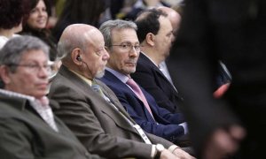 El expresidente de Fórum Filatélico, Francisco Briones (en el centro, con gafas), durante el juicio civil, que quedó visto para sentencia el pasado abril, nueve años después de su intervención. EFE