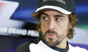 El piloto español de Fórmula Uno Fernando Alonso, de la escudería McLaren Honda, asiste a la rueda de prensa celebrada en el circuito de carreras de Sochi (Rusia). /EFE