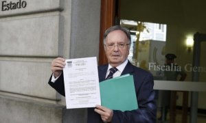 El secretario general del sindicato Manos Limpias, Miguel Bernard, muestra la denuncia que presentó en agosto en la Fiscalía General del Estado contra Artur Mas. - EFE