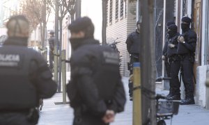 Los Mossos d'Esquadra, ante el Ateneu Llibertari de Sants donde llevan a cabo desde primeras horas de una operación  relacionada con el llamado 'caso Pandora', que en diciembre de 2014 comportó la detención de 11 jóvenes anarquistas. EFE/Marta Pérez