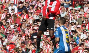 El delantero del Athletic Club, Iñaki Williams, salta por el balón ante el defensa del Espanyol, Víctor Álvarez, durante el partido correspondiente a la undécima jornada de Liga que los dos equipos disputan en el estadio San Mames. EFE/Luis Tejido