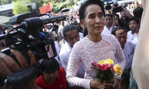 La líder de la oposición birmana, Aung San Suu Kyi, llega a la sede de su partido tras las elecciones. /REUTERS