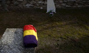 Una bandera de la II República preside la exhumación de la fosa de Timoteo Mendieta.- REUTERS