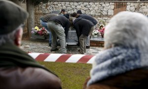 Ascensión Mendieta ante la fosa de su padre, Timoteo Mendieta.- REUTERS