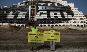 Acción de Greenpeace frente a El Algarrobico para exigir la demolición del hotel, construido en suelo no urbanizable, según ha sentenciado el Tribunal Supremo. GREENPEACE